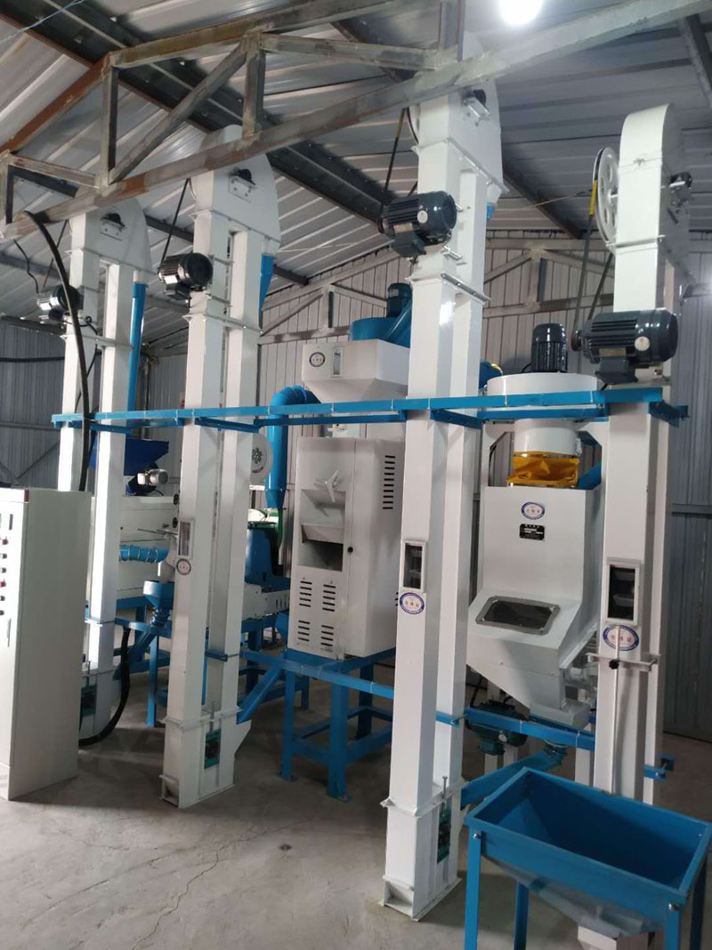 NZJ10型小米成套加工設(shè)備安裝調(diào)試完畢。河北人張家口蔚縣宋家莊鄉(xiāng)宋家莊村