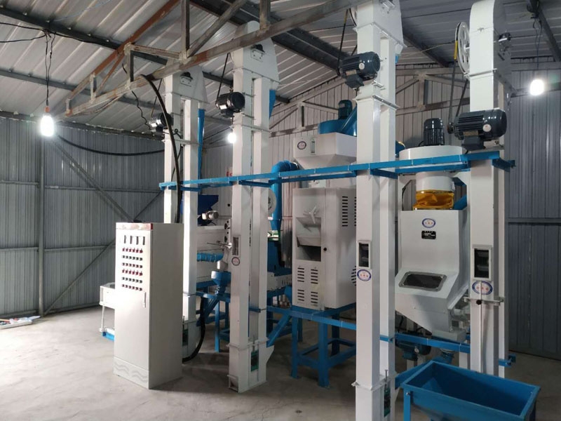 NZJ10型小米成套加工設(shè)備安裝調(diào)試完畢。河北人張家口蔚縣宋家莊鄉(xiāng)宋家莊村